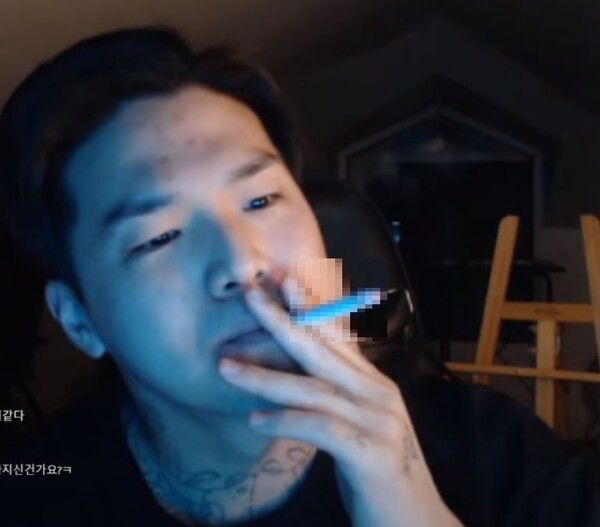 생방송 중 흡연하는 캡