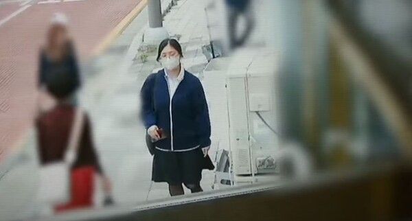 중학생으로 변장한 정유정&nbsp;