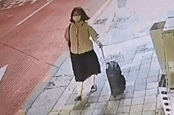 피해자 옷으로 갈아입은 정유정&nbsp;