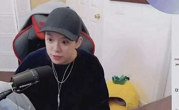 라이브 방송에서 자신의 연애사를 공개하는 가수 엠버