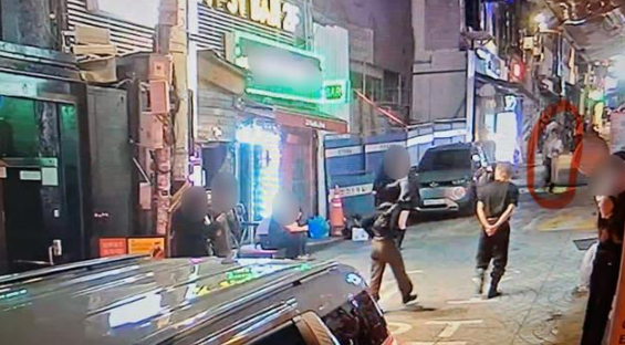 사고후 차량에서 내려 비틀 거리는 문다혜 씨 모습