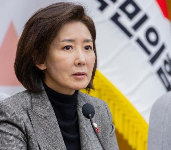 나경원 '천정궁' 방문 여부 질문에 침묵 일관...