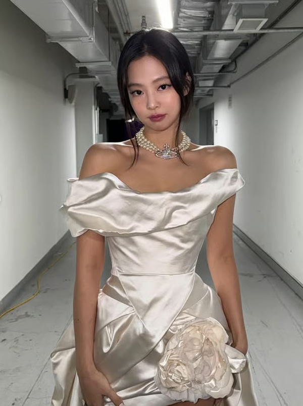 제니 생일케이크 촛불 영상 실내흡연 논란