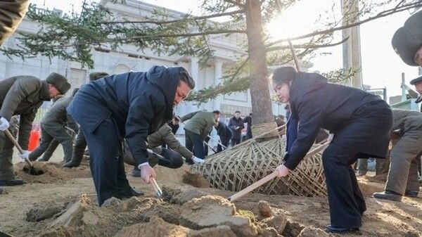 김정은 김주애 관계 스킨십 뽀뽀 손