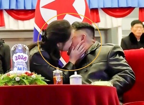 김정은 김주애 관계 스킨십 뽀뽀 손