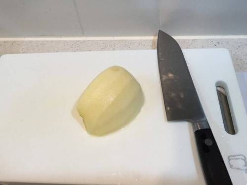 특기는 사과로 토끼만들기예요.jpg