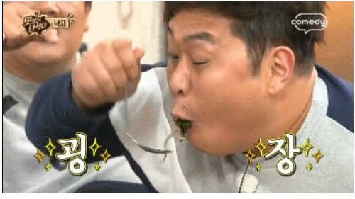 문세윤 한입 먹방.jpg