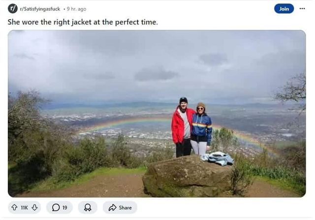 적절한 장소에 적절한 자켓을 입고 산을 오른 여자