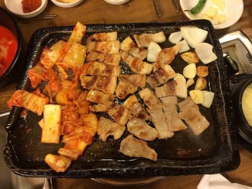 고민되는 고기 메뉴.GIF