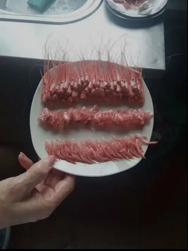 새우를 주문한 손님이 깔끔하게 먹었다.