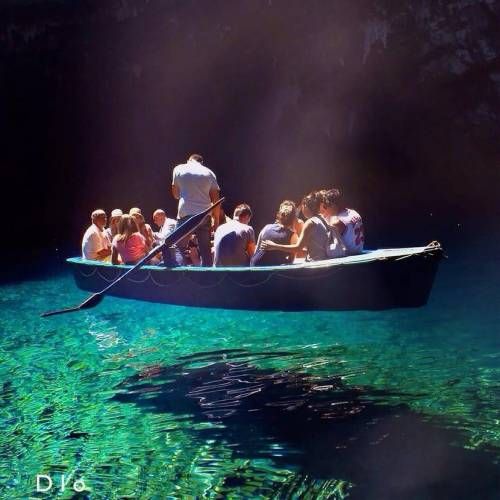 그리스 수중 동굴의 위엄.jpg