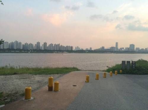 강바람 즐기는 미니언즈