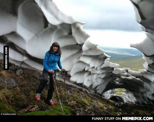 눈이 녹아서 만들어진 터널.jpg