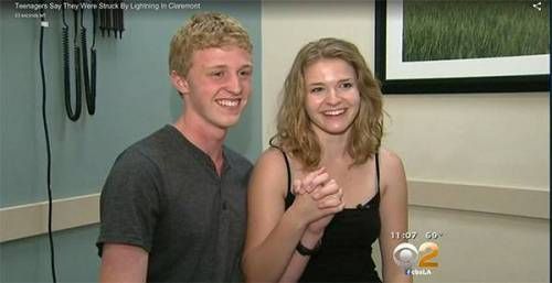 꼭 작은 손 덕분에 번개 맞고 살아난 커플.jpg