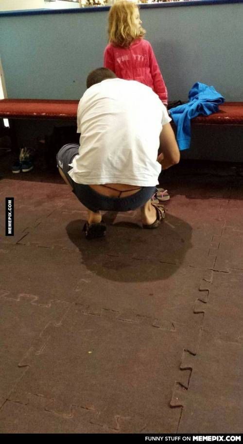 딸을 도와주고 있는 아빠.jpg