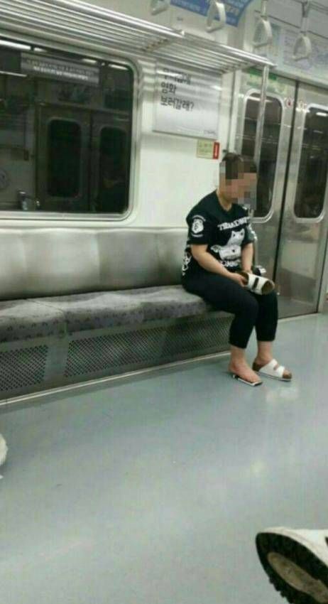 지하철 술취한 아줌마.jpg