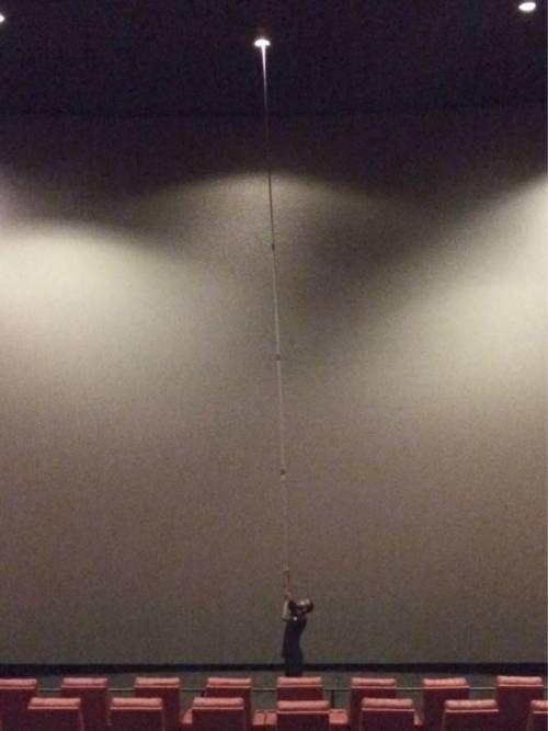 극장에서 전구 교체하는 법 .jpg