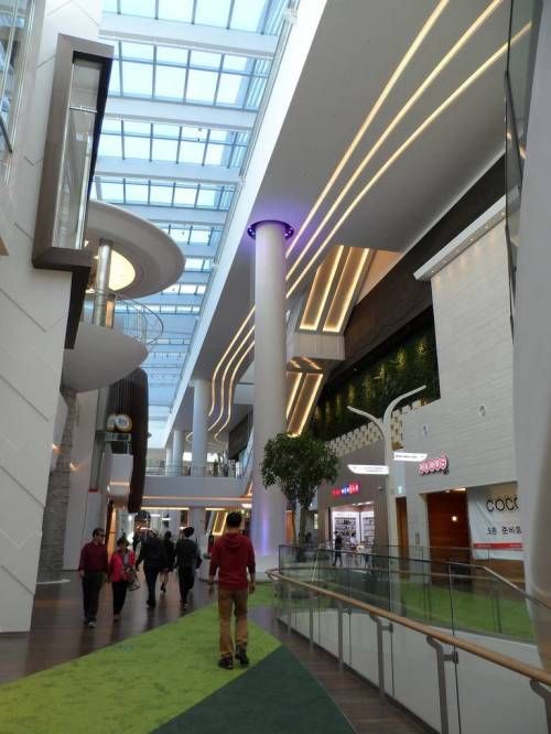 제2롯데월드 쇼핑몰 내부.jpg