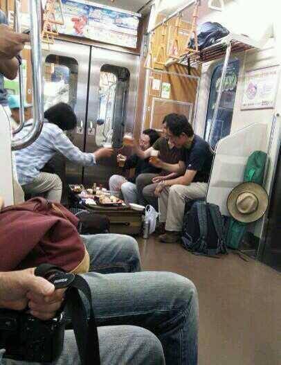 일본 지하철 민폐.jpg