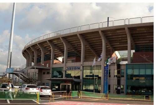 조금 특이한 상태의 공공기관 건물