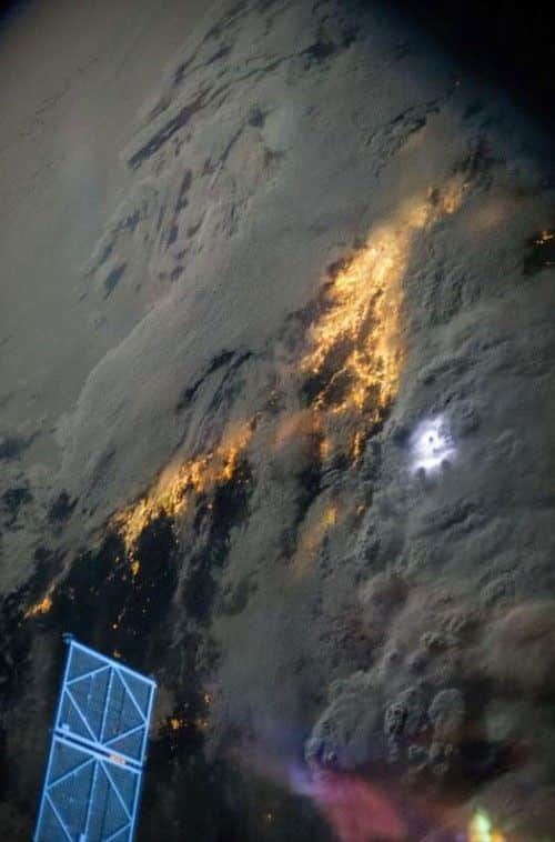 우주에서 본 번개.jpg