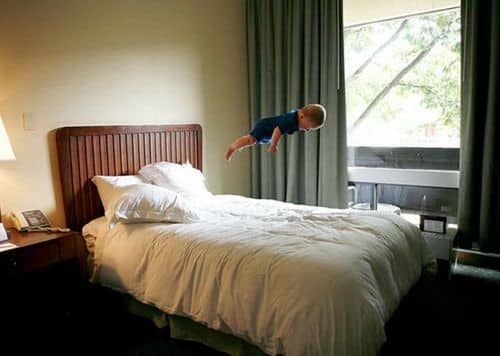 공중에 떠다니는 아기