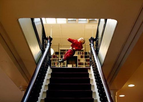 공중에 떠다니는 아기