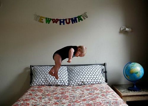 공중에 떠다니는 아기