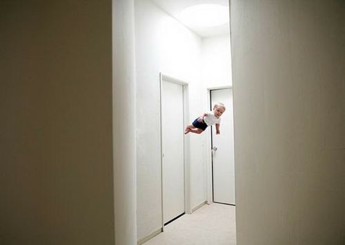 공중에 떠다니는 아기