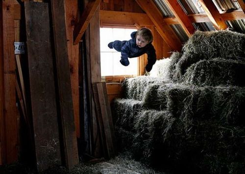공중에 떠다니는 아기