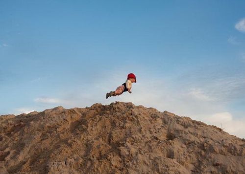 공중에 떠다니는 아기