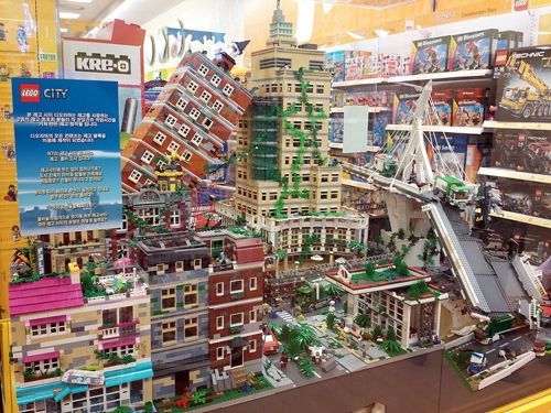 대형마트의 레고부스.jpg