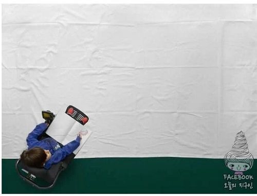 손가락만 움직일수 있는 소년의 사진