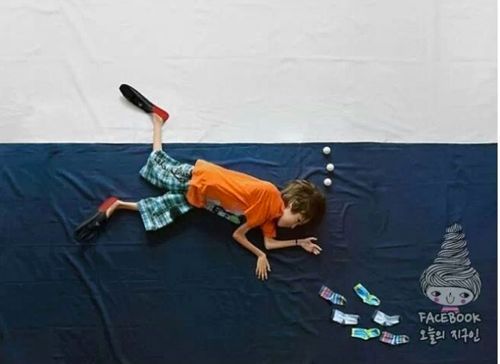 손가락만 움직일수 있는 소년의 사진