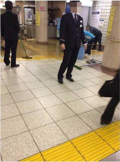 어제자 도쿄역 똥테러.jpg