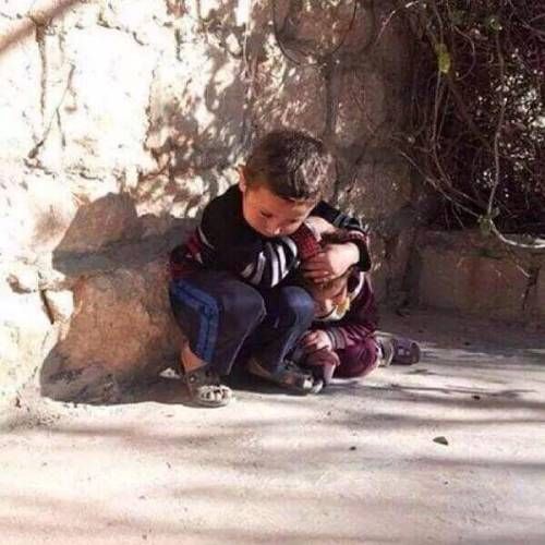 시리아 동생을 보호하는 오빠