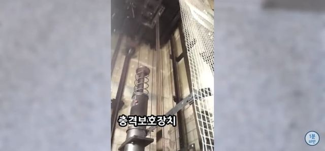 엘리베이터 추락시 100% 살아남는 유일한 방법.jpg