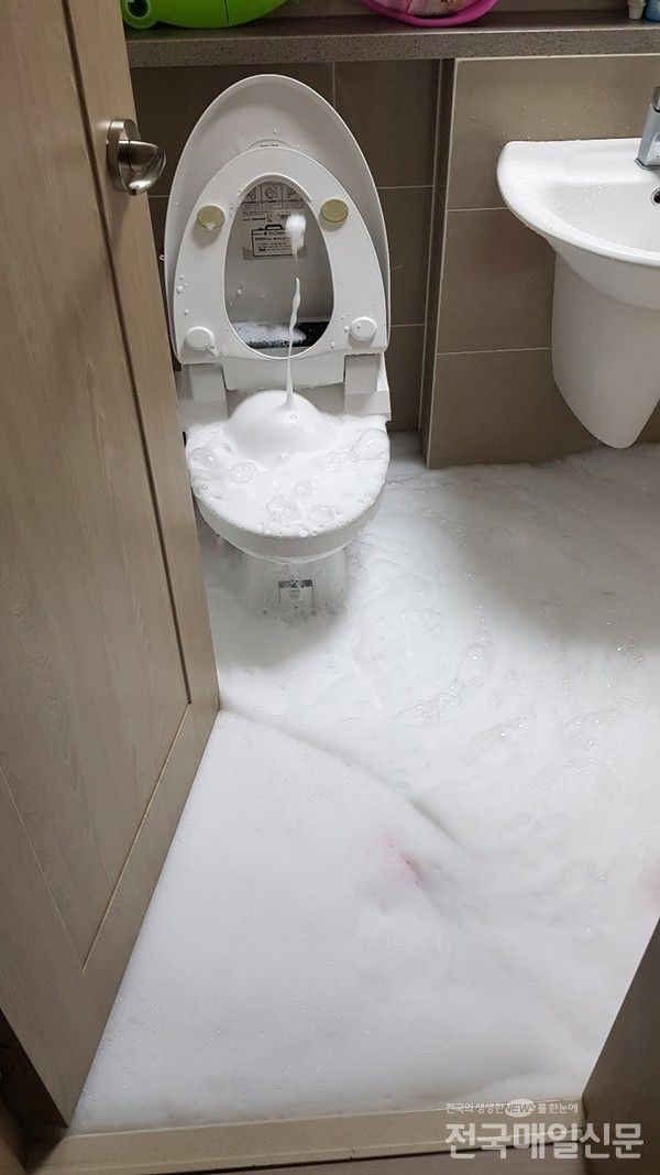  변기에 발포세정제 쓰지 마세요