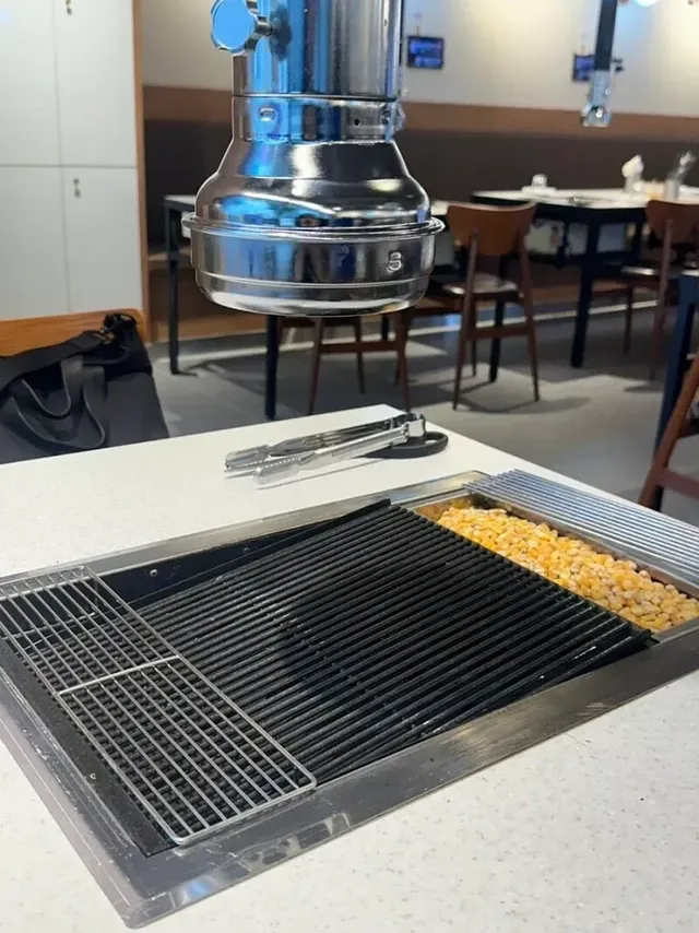 특이점이 온 고깃집 불판.jpg