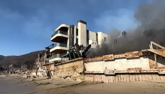 LA 화마에도 버틴 기적같은 주택