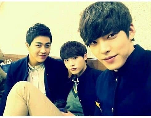 김우빈 다리 논란.jpg