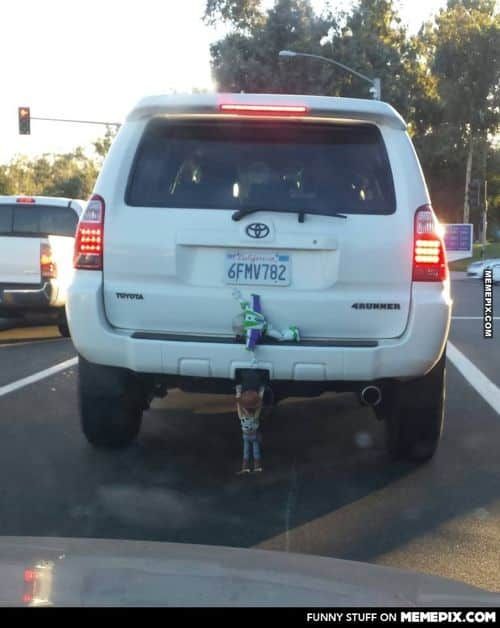 자동차에 달린 장난감.jpg