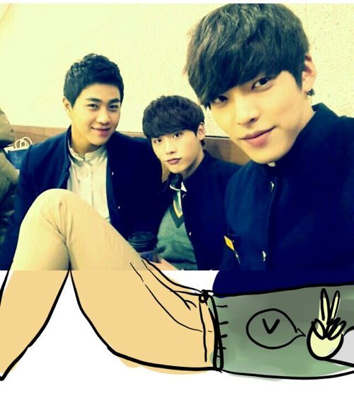 김우빈 다리 논란.jpg