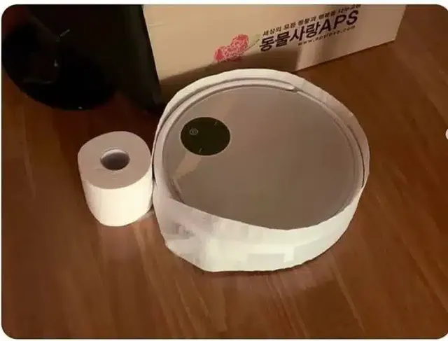 혼자 청소하자니 너무 춥고 서글펐던 로봇 청소기