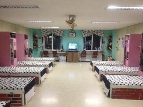 핑크빛 요즘 내무반.jpg