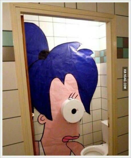 화장실속 거인.jpg