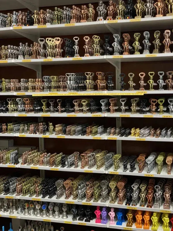 보는 사람의 시야를 흐려지게 하는 기념품 가게