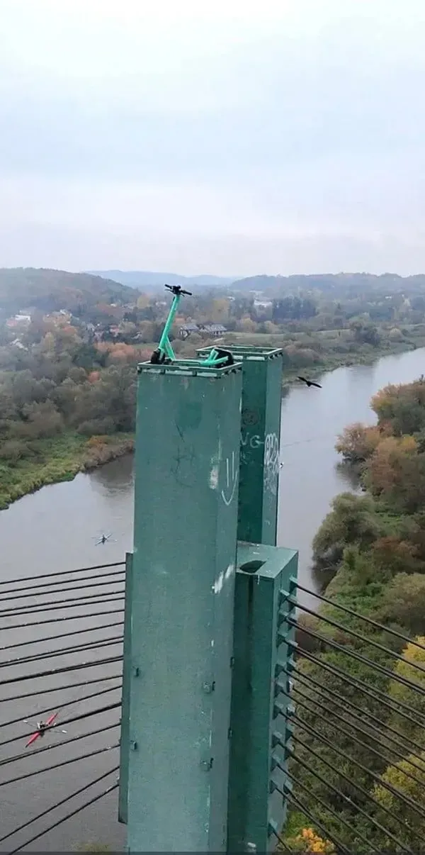 다리위에 버려진 킥보드