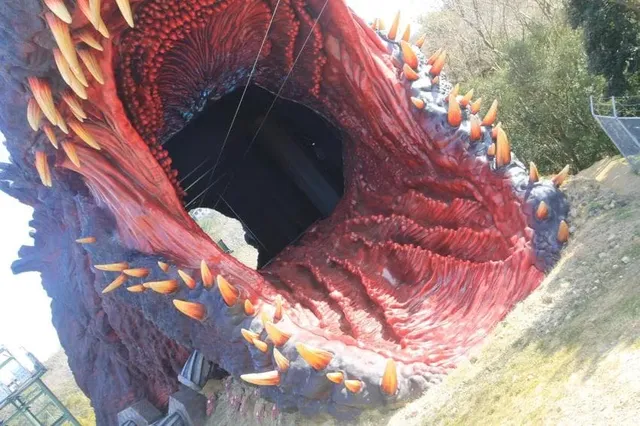 고질라 입속으로 들어가기