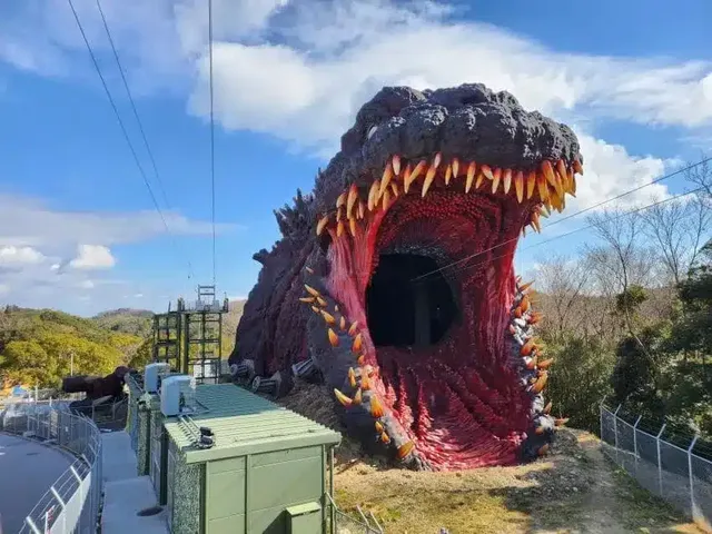 고질라 입속으로 들어가기